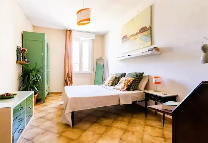 Ampia Stanza Luminosa A San Giovanni, Piano Alto Con Finestra O Balcone *