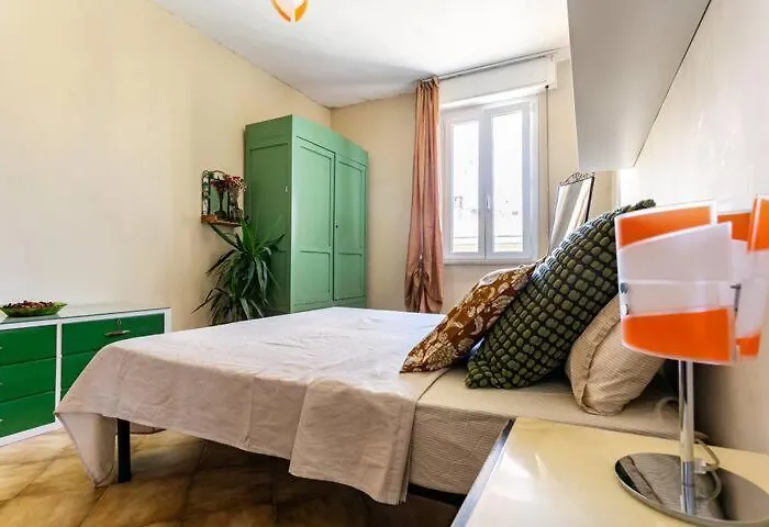 Ampia Stanza Luminosa A San Giovanni, Piano Alto Con Finestra O Balcone * Roma