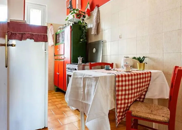 Ampia Stanza Luminosa A San Giovanni, Piano Alto Con Finestra O Balcone * Roma